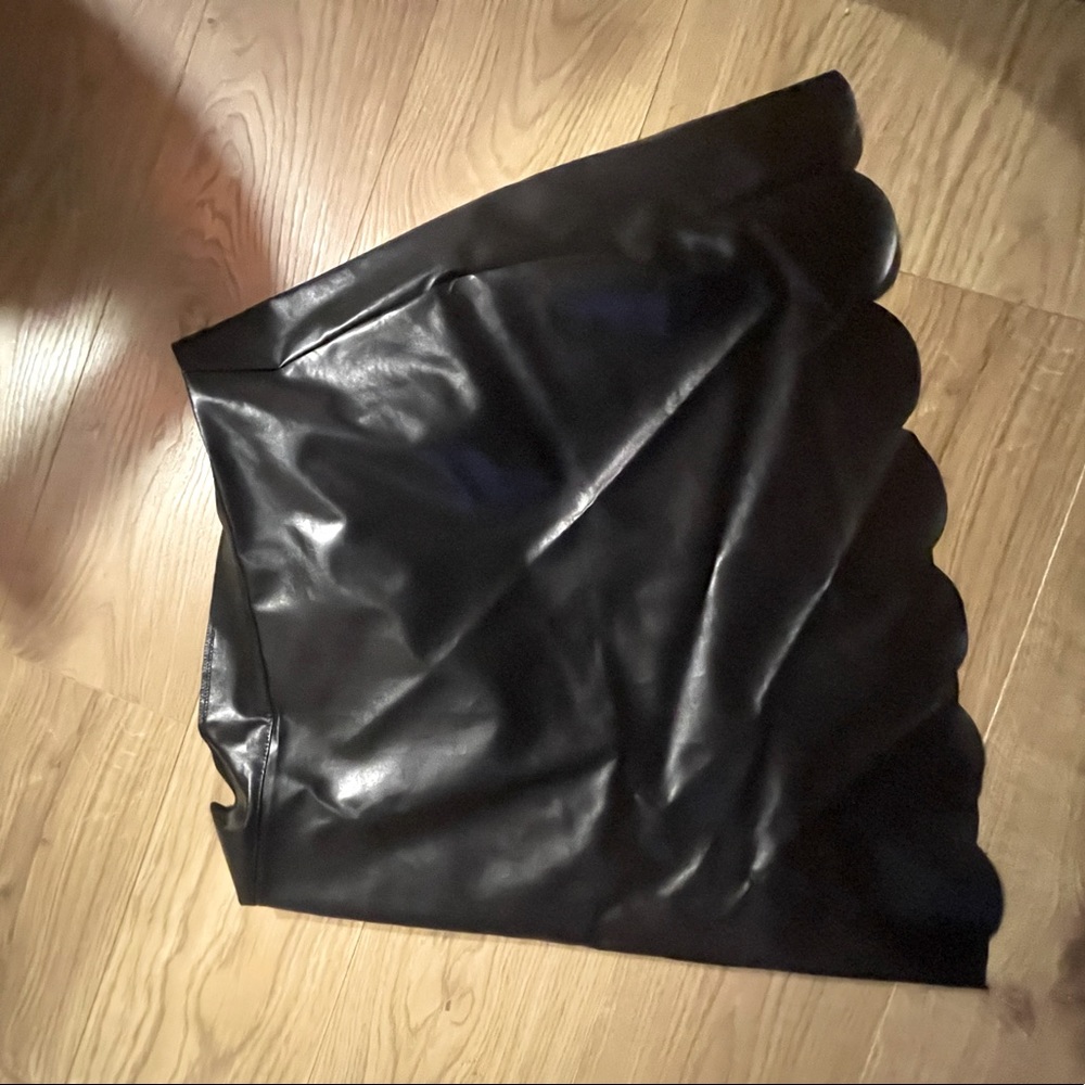 Women’s black shiein mini skirt, size L